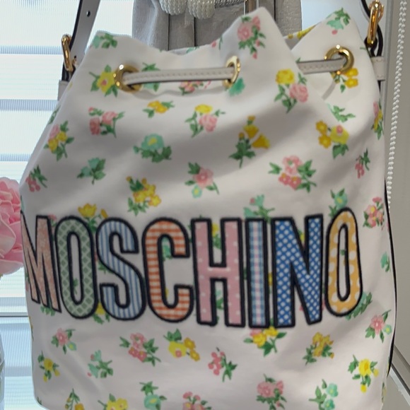 MOSCHINO 🧸
Teddy Bear Bucket Bag - Picture 4 of 15
